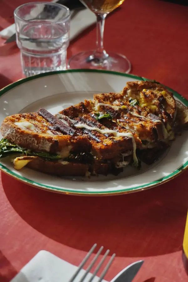 Grilled cheese sur une table au soleil
